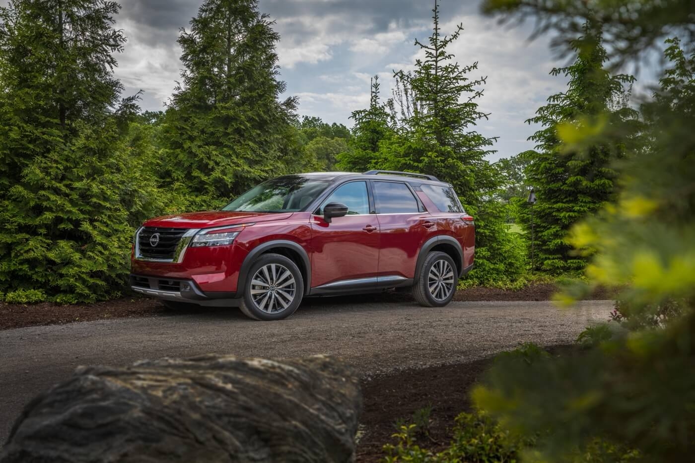 Le Nissan Pathfinder qui roule dans une forêt.