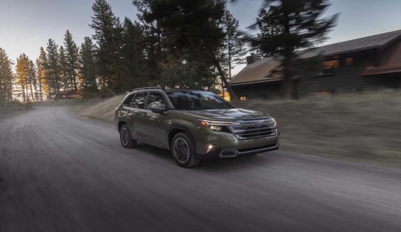 vue latérale avant d'une Subaru Forester 2025 sur une route de campagne