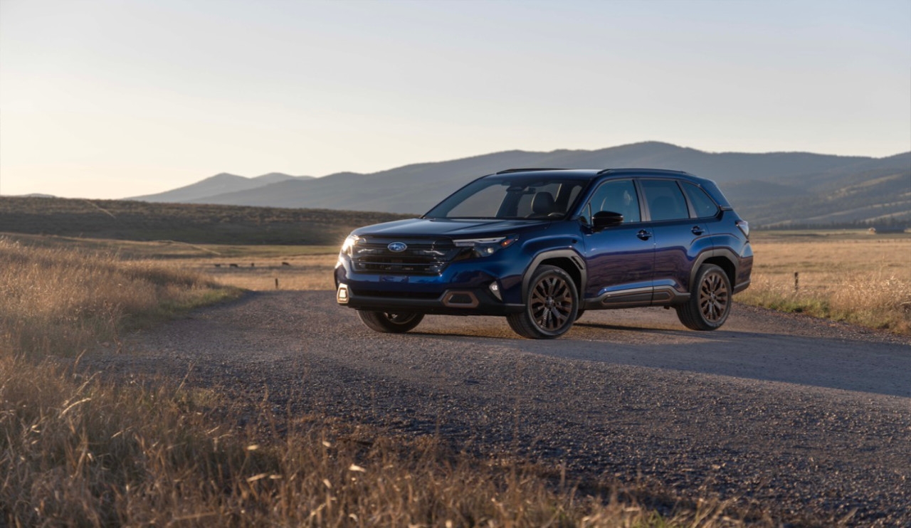 vue latérale avant d'une Subaru Forester 2025 sur une route de campagne