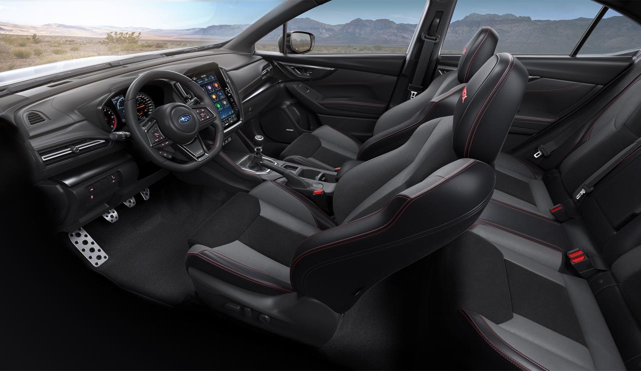 L’intérieur du Subaru WRX avec des sièges rabattables 60/40 de série pour plus d’espace de chargement.