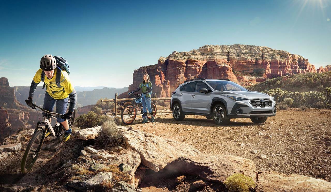 Le VUS Subaru Crosstrek 2024 hors route garé sur une terre de rochers.