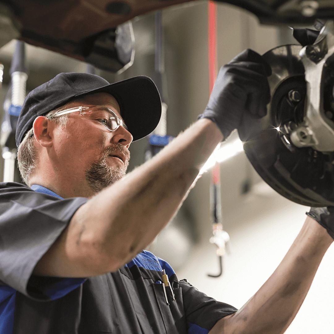 Réparation essieu par un technicien spécialisé Subaru.