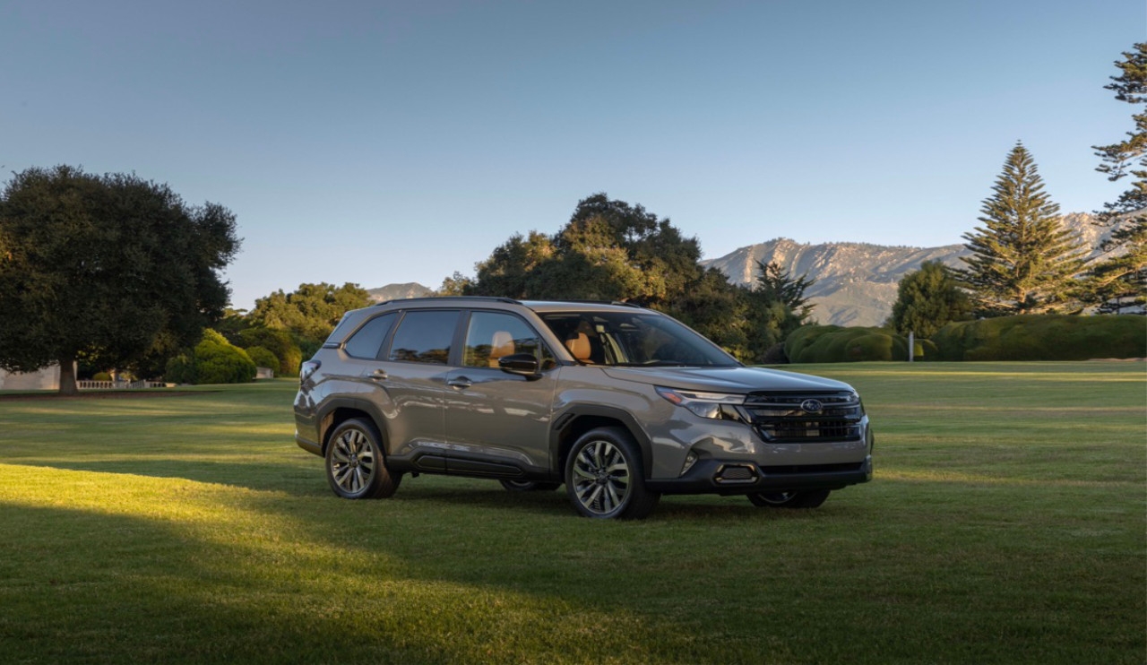 vue latérale avant d'un Subaru Forester 2025 sur un terrain vague