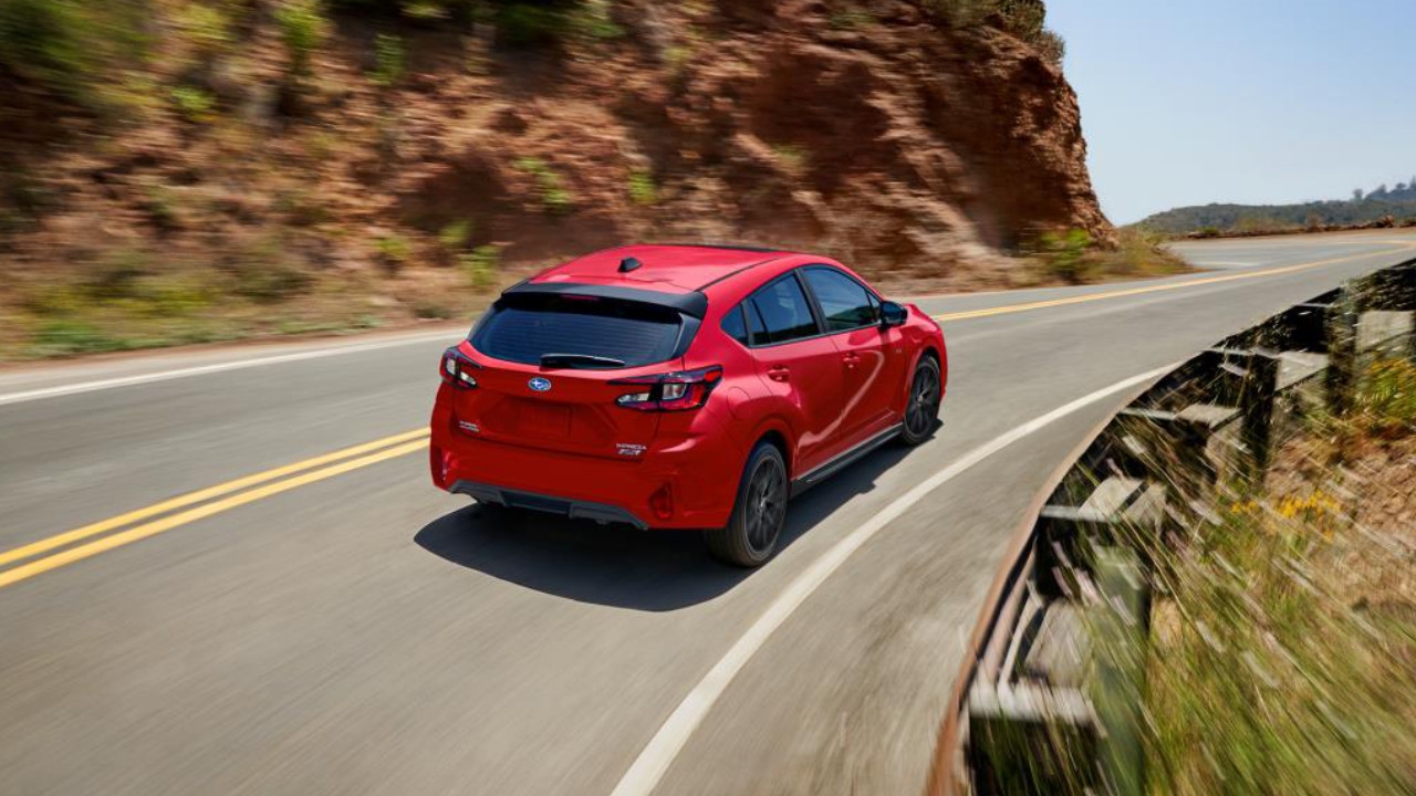 vue latérale arrière d'un Subaru Impreza 2025 sur une route de montagne