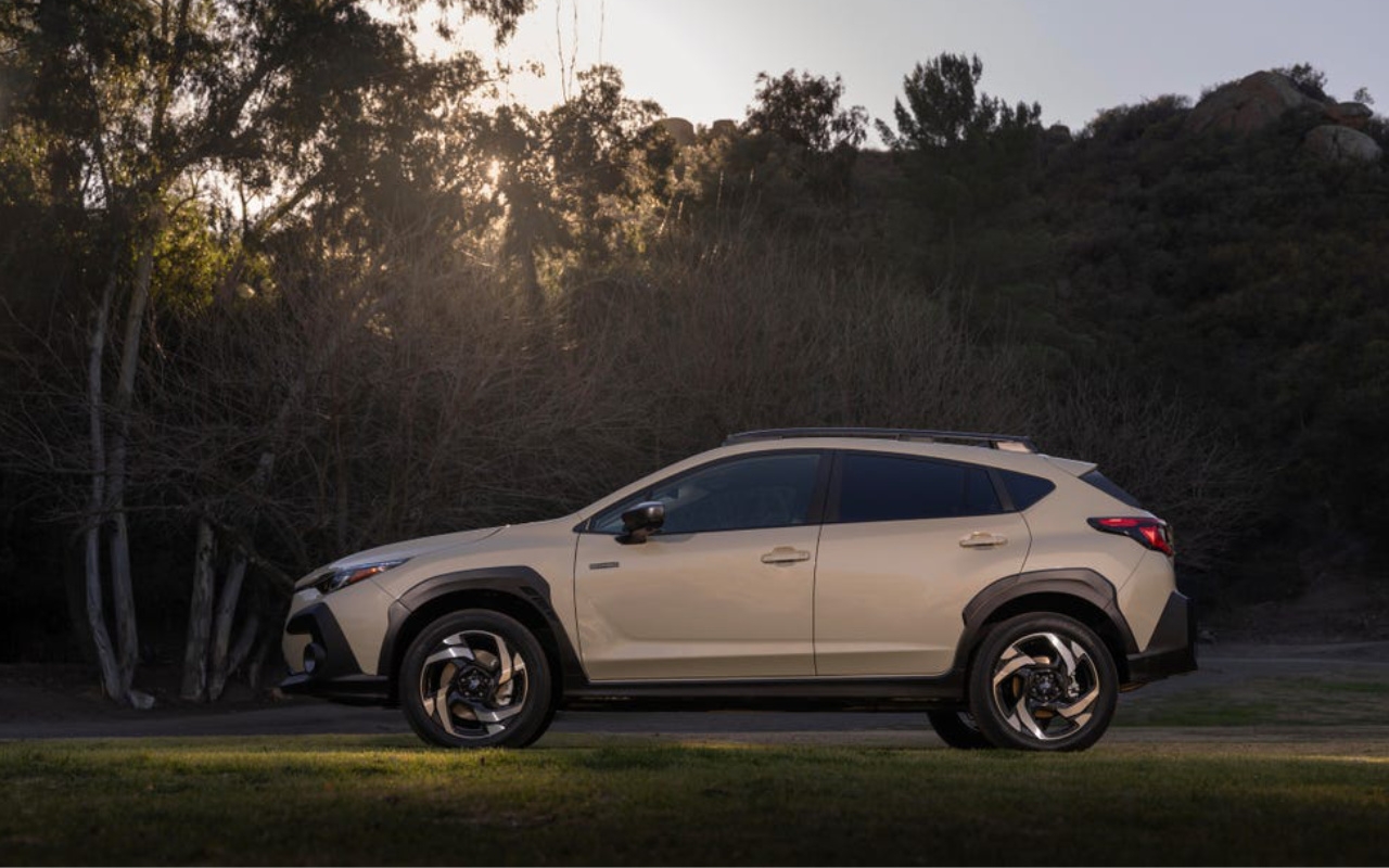 vue latérale d'un Subaru Crosstrek hybride 2026